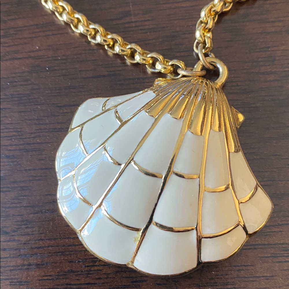 Vintage “RETIRED” Trifari Gold Pendant Shell Necklace, 
Signed  Trifari ♥️ 17”